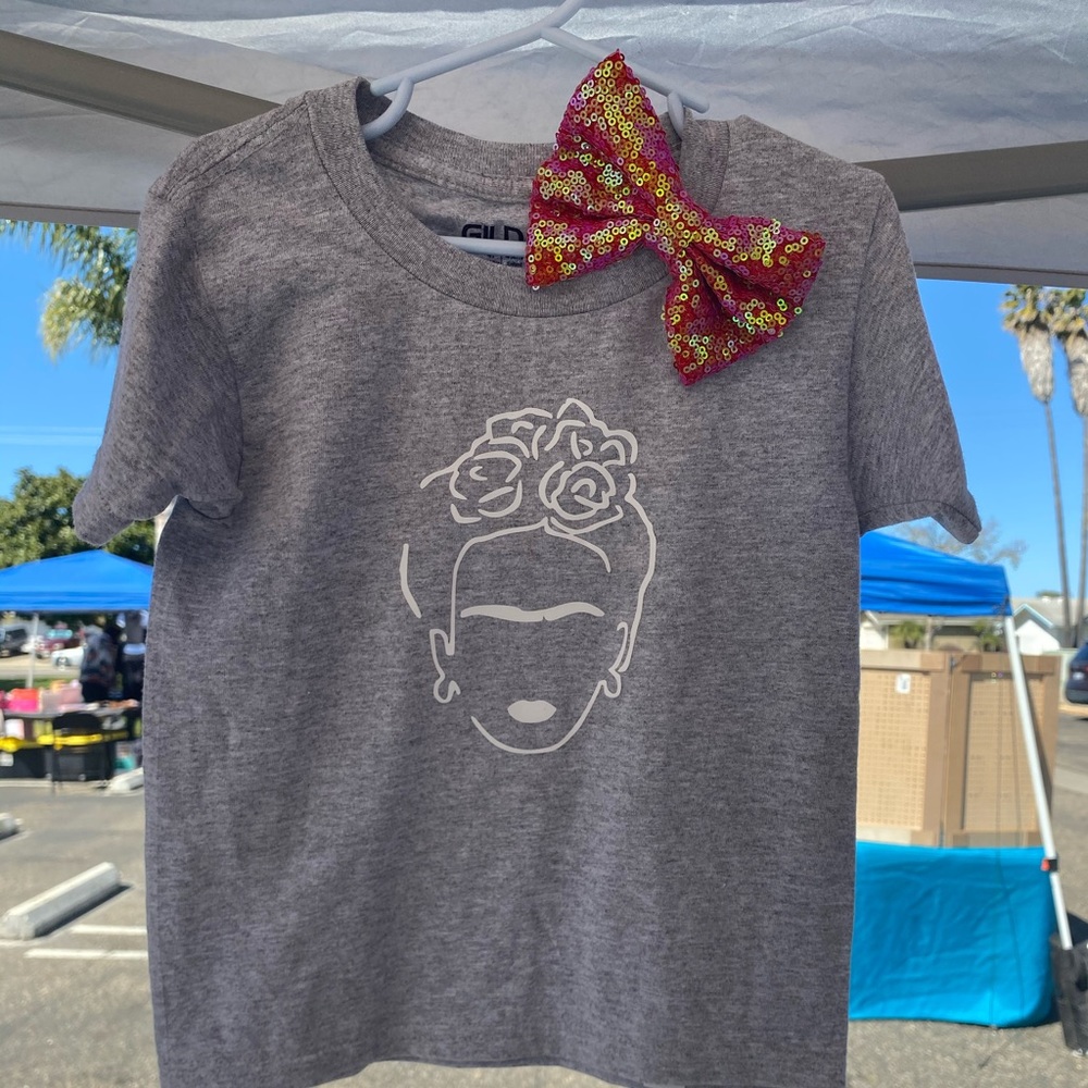 Frida T-shirt with pink glitter bow